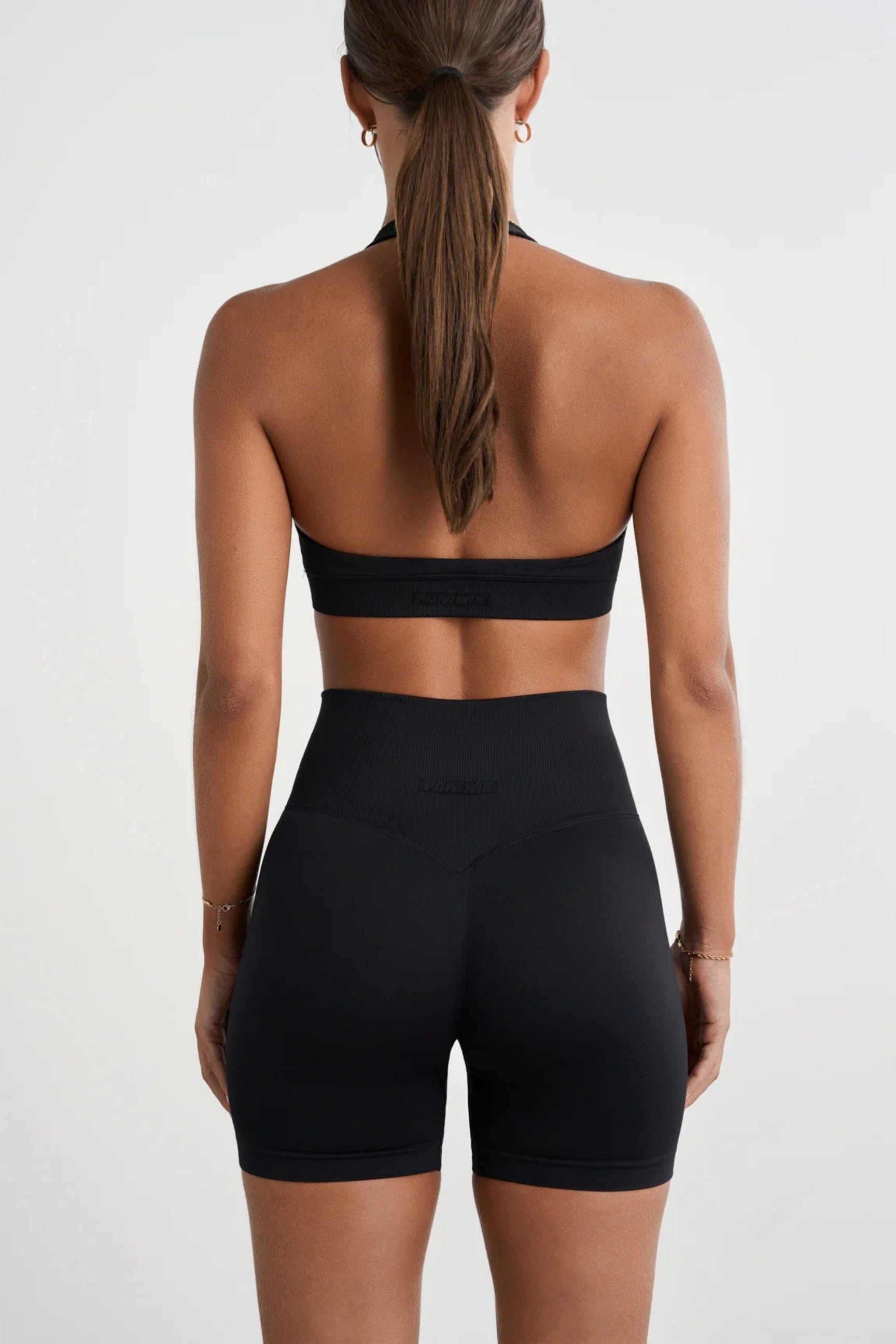 Sculpt Halterneck Sports Bra - for kvinde - FAMME - Sports Bra