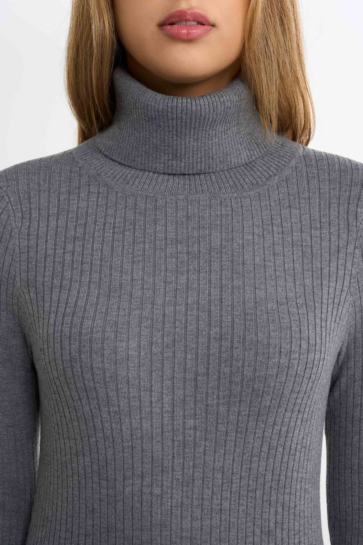 Ribbestrikket turtleneck-genser