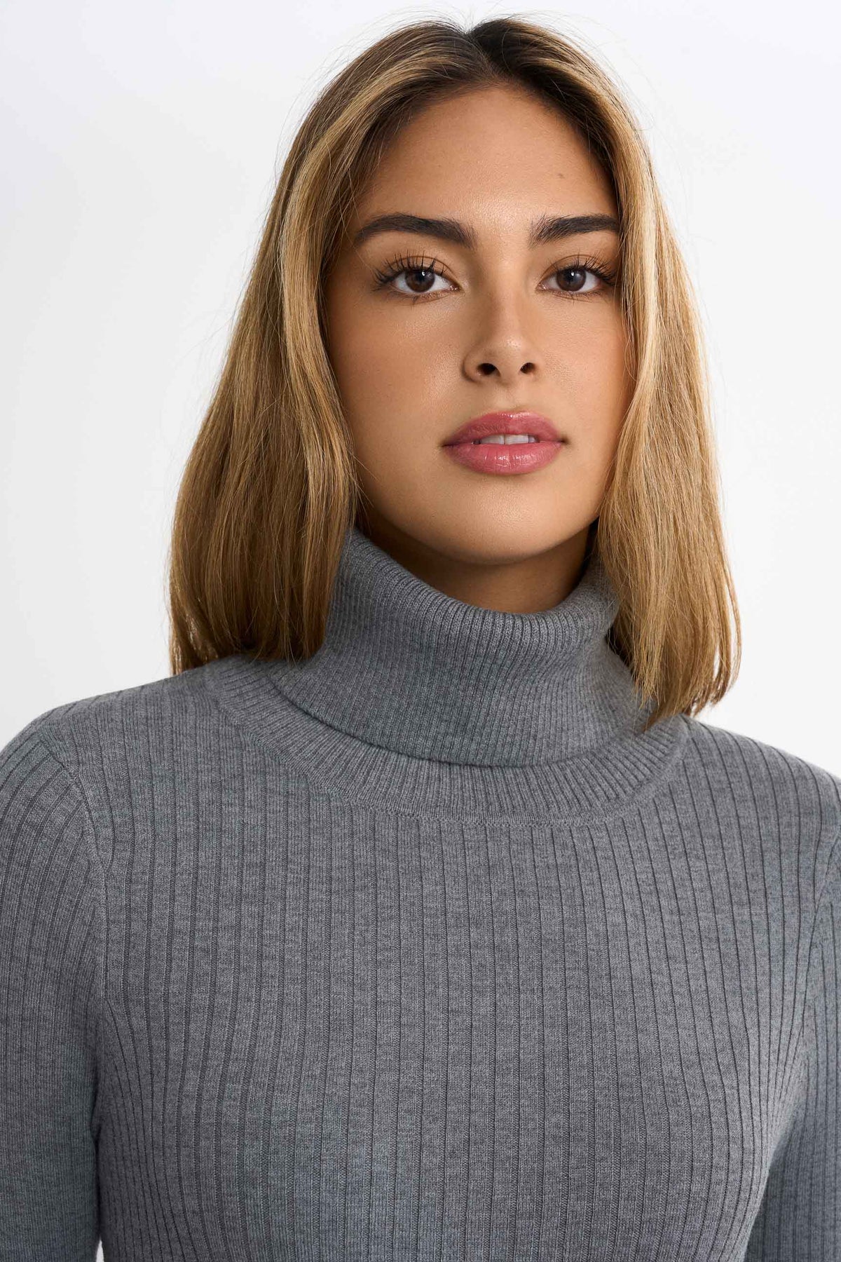 Ribbestrikket turtleneck-genser