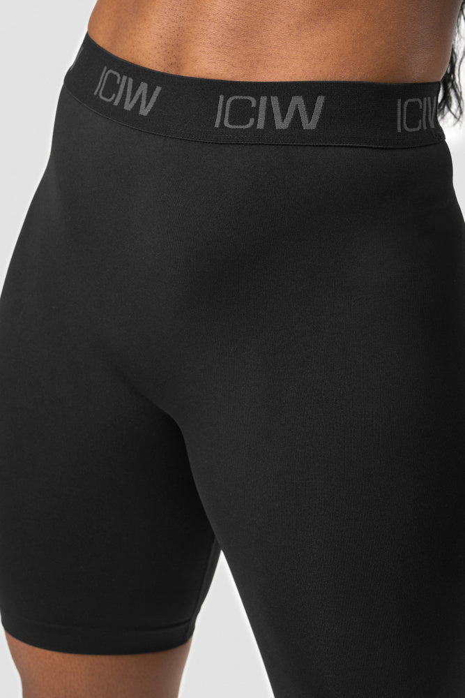 define seamless logo biker shorts black