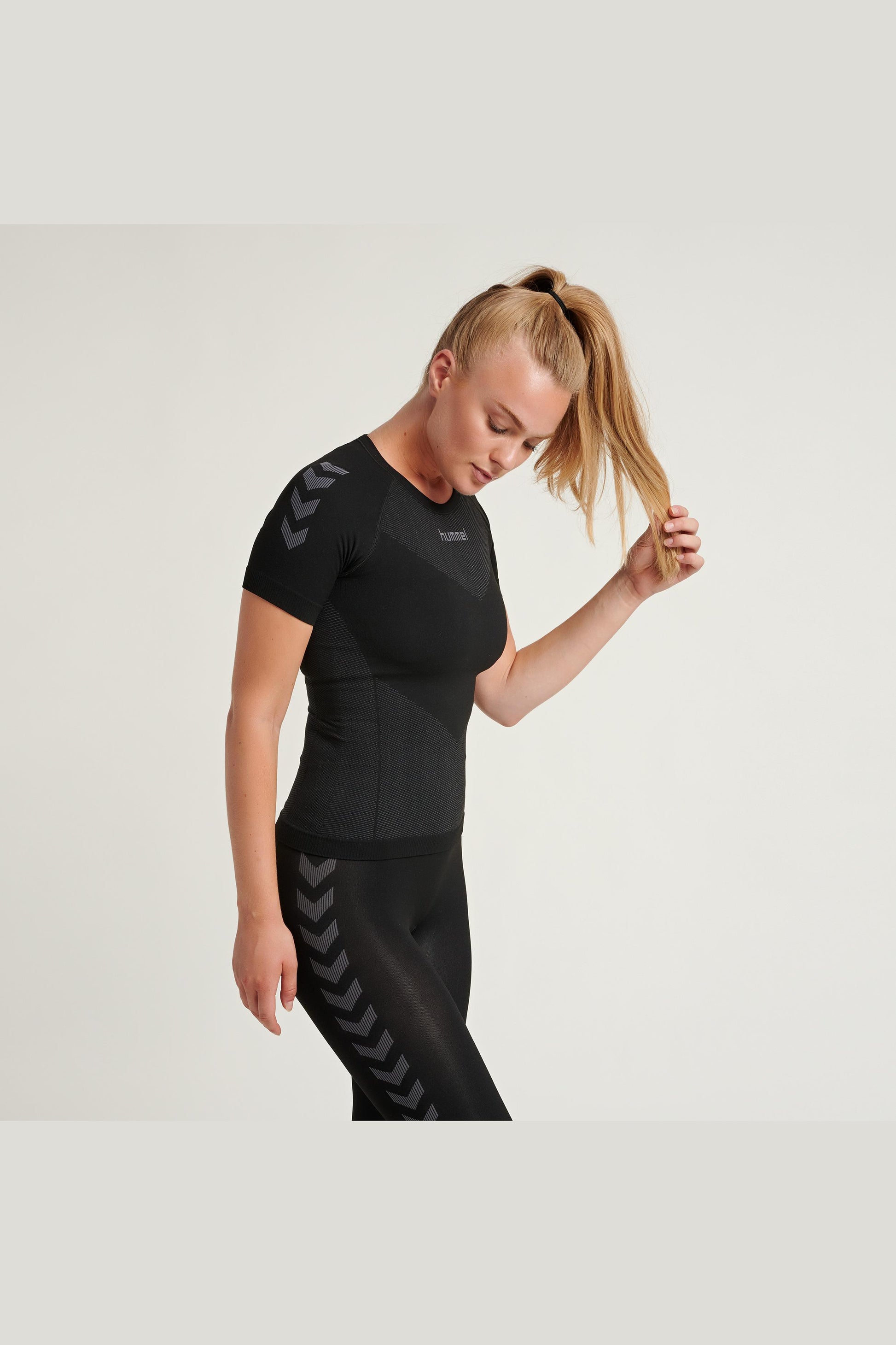 HUMMEL - Hummel First Seamless Jersey S/s W - Black